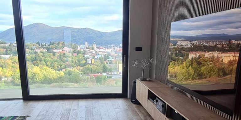 Read more about the article Moderný radový dom v Banskej Bystrici s nadupanými funkciami